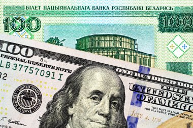 Bir Amerikan yüz dolarlık banknot Yeşil Beyaz Rusya yüz Rublesi notla bir makro görüntüsünü