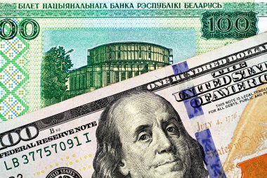 Bir Amerikan yüz dolarlık banknot Yeşil Beyaz Rusya yüz Rublesi notla bir makro görüntüsünü