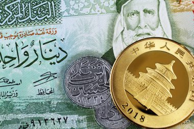 Parlak, yeni Çin altın panda yazı tura ile yeşil bir Ürdün Dinarı Not Makro görüntüsünü