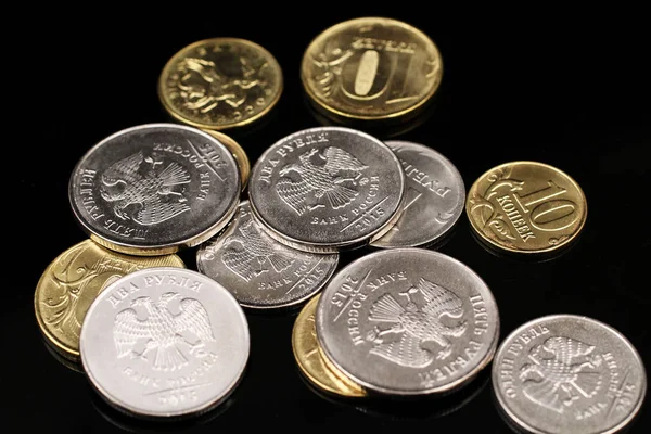 Ein Makrobild Einer Auswahl Russischer Föderationsmünzen Auf Einem Reflektierenden Schwarzen — Stockfoto