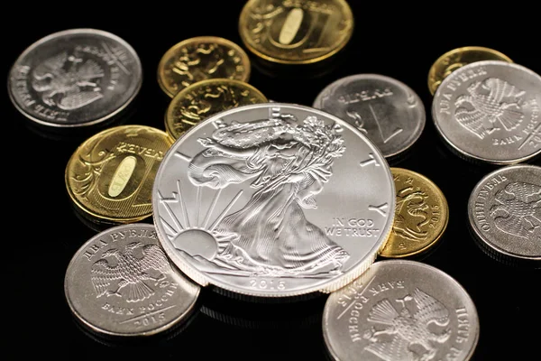 Una Imagen Macro Una Moneda Plata Estadounidense Sobre Fondo Negro — Foto de Stock