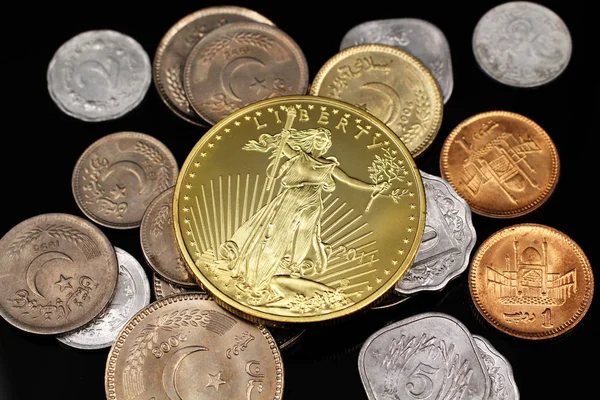 Una Imagen Cerca Una Moneda Oro Estadounidense Con Una Variedad — Foto de Stock