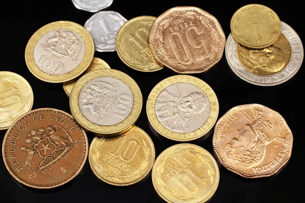 Monedas Peso Chileno Macro Sobre Una Superficie Reflectante Negra — Foto de Stock