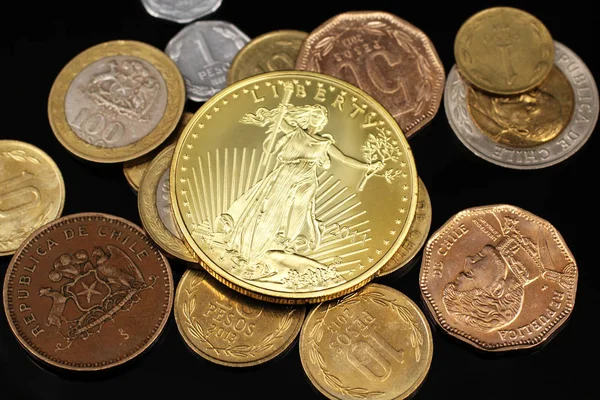 Una Imagen Cerca Monedas Peso Chileno Con Una Moneda Americana — Foto de Stock
