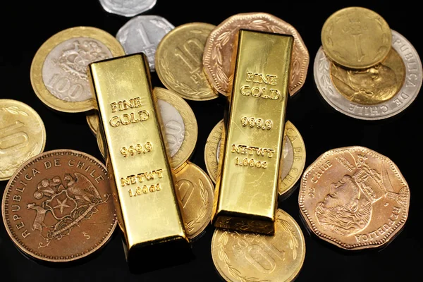 Lingotes Oro Con Pesos Chile Cierran Sobre Una Superficie Reflectante — Foto de Stock