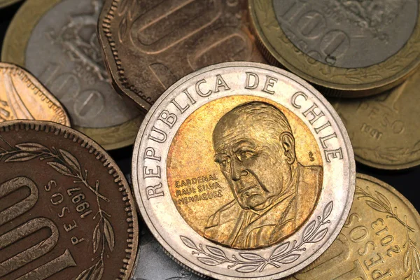 Monedas Peso Chileno Macro Sobre Una Superficie Reflectante Negra — Foto de Stock