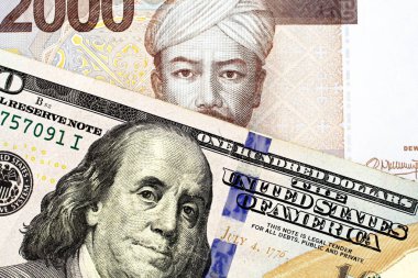 Bir mavi Amerikan yüz dolarlık banknot bir iki bin Endonezya rupiah banknot ile yakın çekim