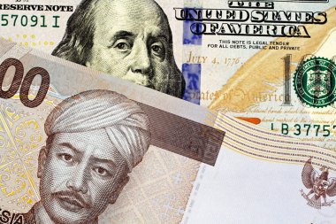 Bir mavi Amerikan yüz dolarlık banknot bir iki bin Endonezya rupiah banknot ile yakın çekim