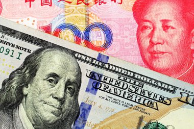 Bir görüntüyü bir Çin 100 yuan banka dekontunun bir Amerikan yüz dolarlık banknot ile 