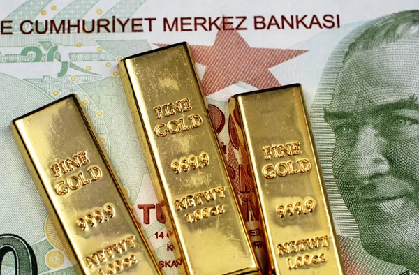 一张绿色的20土耳其里拉钞票 有三张小金条 — 图库照片