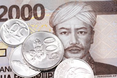 Endonezya sikkeleri üzerinde bir iki bin Endonezya rupiah banknot bir ürün yelpazesine görüntüsünü yakından