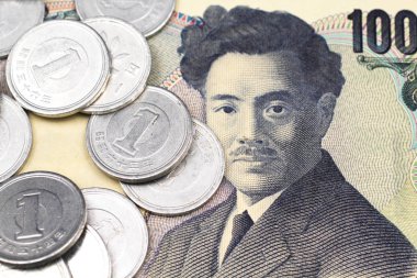 Görüntü makrodaki bir bin yen banka dekontundaki Japon bir yen madalyonun yakından.