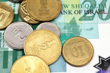 Görüntü makrodaki bir İsrail 20 şekel banka dekontunun zemin üzerine İsrail'den sikkelerin yakından