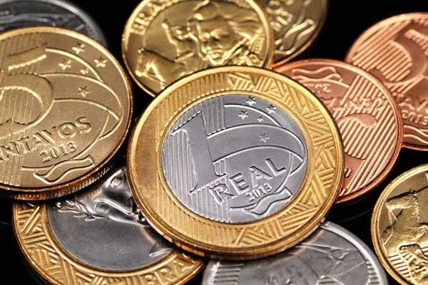 Imagen Macro Varias Monedas Brasileñas Sobre Fondo Negro Reflectante Cerca — Foto de Stock