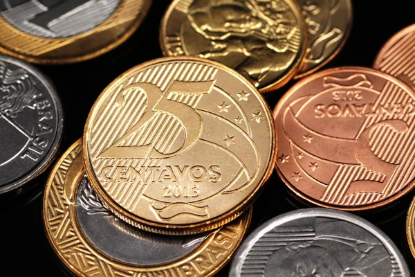 Imagen Macro Varias Monedas Brasileñas Sobre Fondo Negro Reflectante Cerca — Foto de Stock