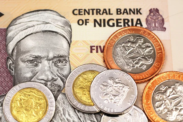 Una Imagen Macro Varias Monedas Nigerinas Billete Cinco Nairas Nigeria — Foto de Stock