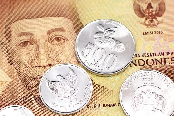 Immagine Ravvicinata Assortimento Monete Indonesiane Una Banconota Cinquemila Rupie Indonesiane — Foto Stock