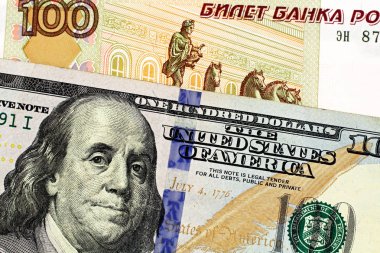 Bir yeni, Amerikan yüz dolarlık banknot ile makro yüz Rus Rublesi notta görüntüsünü yakından