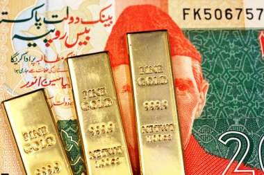 Üç küçük Altın külçe ile 20 Pakistan Rupisi notun bir görüntüyü kapat