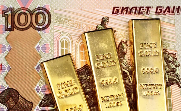 Honderd Russische Roebel Bankbiljet Met Drie Kleine Gouden Blokken Macro — Stockfoto