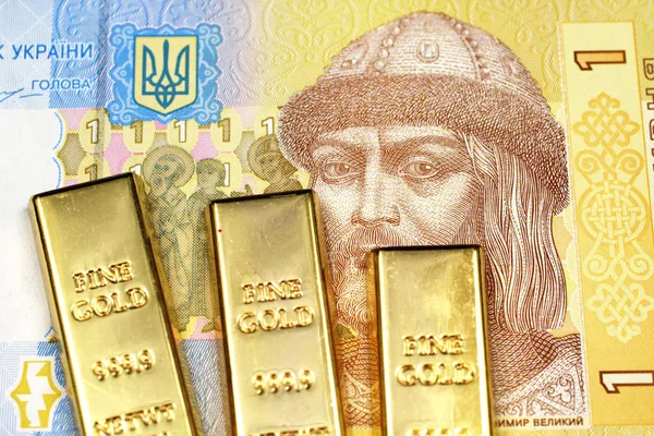Drei Goldbarren Makro Mit Einer Ukrainischen Hrywnja Banknote Nahaufnahme — Stockfoto