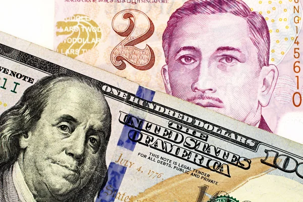 一张蓝色的新美国100美元钞票的近景图片 上面有一张半透明的两张新加坡元钞票 — 图库照片