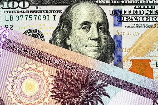 一张蓝色的美国100美元钞票和一张伊拉克五十第纳尔钞票在宏观上近在咫尺 — 图库照片