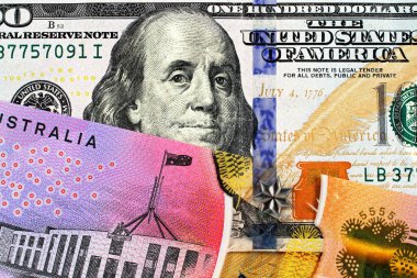Makro bir Amerikan 100 dolarlık fatura ile mor bir Avustralya bir dolar yakın