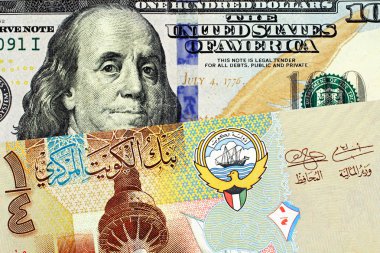 Renkli bir çeyrek ile mavi, yeni Amerikan 100 dolarlık fatura bir makro görüntü Kuveyt Dinarı banka notu yakın
