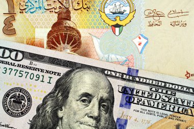 Renkli bir çeyrek ile mavi, yeni Amerikan 100 dolarlık fatura bir makro görüntü Kuveyt Dinarı banka notu yakın