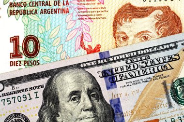 Makro bir Arjantin on peso banka notu ile yakın bir mavi, yeni Amerikan 100 dolarlık fatura yakın yukarı görüntü