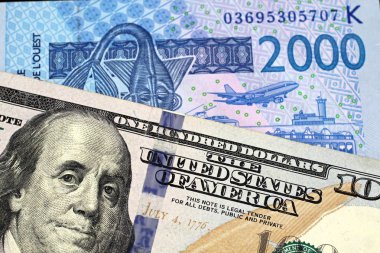 Bir 2000 yeni, mavi Amerikan 100 dolarlık fatura ile Batı Afrika Frangı banknot bir yakın yukarı görüntü makro