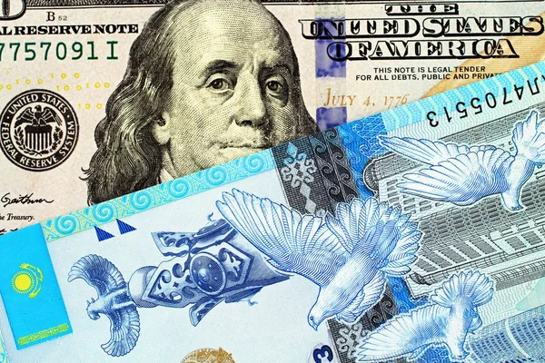 一张100美元的美国钞票与哈萨克斯坦的一张500坚戈钞票在宏观上紧随其后 — 图库照片