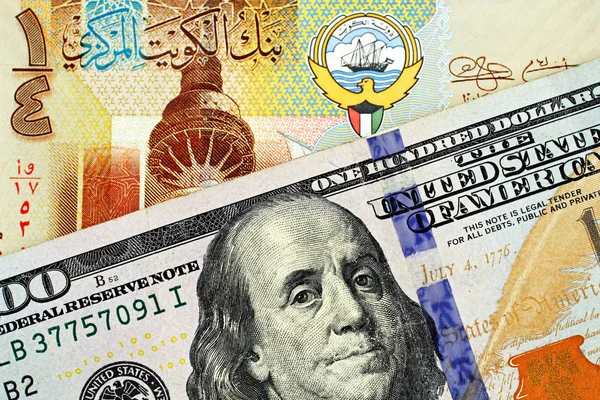 一张蓝色的新的美国100美元钞票的宏观形象 一张五颜六色的四分之一科威特第纳尔钞票近在咫尺 — 图库照片