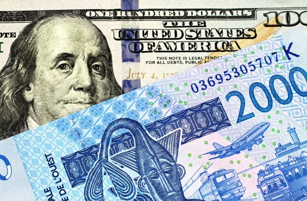 2000年西非法郎钞票的近景图片 一张新的 蓝色的美国100美元钞票 — 图库照片