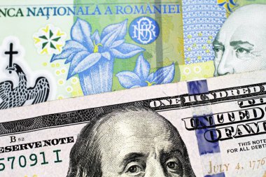 Bir mavi ve yeşil bir Romen ley banknot bir Amerikan yüz dolarlık banknot makro yakın