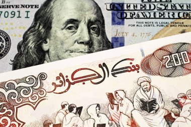 Makro bir Cezayirli iki yüz dinar banka notu ile bir Amerikan yüz dolarlık banknot yakın bir görüntü