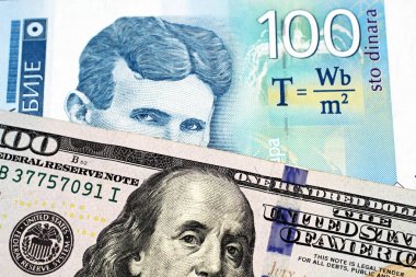 Makro bir Amerikan yüz dolarlık banknot ile mavi yüz Sırp dinarı banka notu yakın bir görüntü