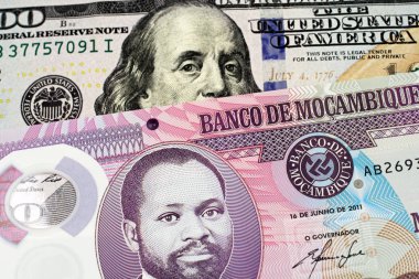 Mozambik'ten mavi bir hundrend Amerikan doları banknot ile mor, yirmi metical banka notu makro yakın
