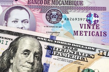 Mozambik'ten mavi bir hundrend Amerikan doları banknot ile mor, yirmi metical banka notu makro yakın