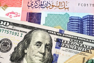 Makro Sudan'dan renkli elli sterlinlik banknot ile bir Amerikan yüz dolarlık banknot yakın bir görüntü