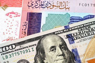 Makro Sudan'dan renkli elli sterlinlik banknot ile bir Amerikan yüz dolarlık banknot yakın bir görüntü