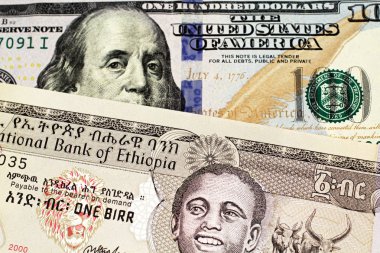 Yüz Amerikan doları banknot ile makro gri bir Etiyopya lı bir rbank banknot yakın bir görüntü 