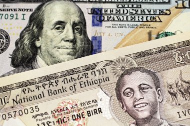 Yüz Amerikan doları banknot ile makro gri bir Etiyopya lı bir rbank banknot yakın bir görüntü 