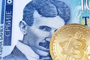 Makro mavi yüz Sırp dinarı banka notu ile altın fiziksel Bitcoin yakın bir görüntü