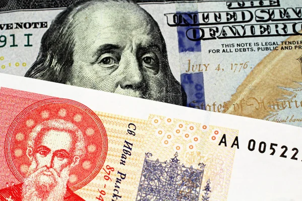 一张红色的保加利亚一列左岸钞票 一张美国一百美元的钞票在宏观上特写 — 图库照片