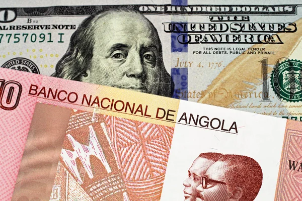 100 지폐클로즈업으로 화려한 앙골라 지폐의 매크로 이미지 — 스톡 사진