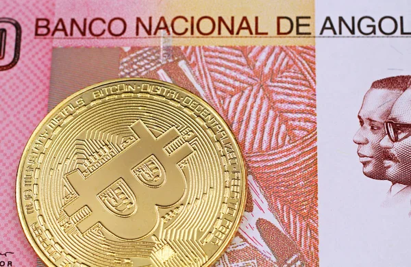 Una Imagen Macro Bitcoin Físico Dorado Con Colorido Billete Banco — Foto de Stock