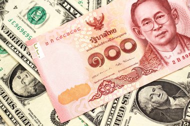 Makro Amerikan bir dolar banknotlar ile Tayland bir kırmızı, yüz baht notu yakın bir görüntü