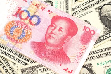 Bir kırmızı yüz Çin yuan banka notu Amerikan bir dolar banknotlar ile makro yakın